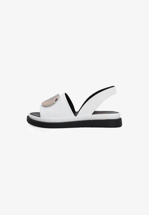 Weiße Leder-Slingback-Sandale mit schwarzer Sohle. Merkmale eines metallischen Akzents auf der Vorderseite und einem offenen Zehen-Design.