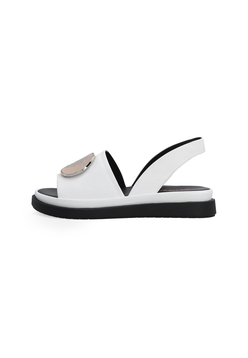 Weiße Leder-Slingback-Sandale mit schwarzer Sohle. Merkmale eines metallischen Akzents auf der Vorderseite und einem offenen Zehen-Design.