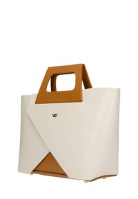 Skórzana torba o strukturalnym kształcie w białym i brązowym kolorze, z kanciastym designem i wyciętym uchwytem. Posiada złoty detal z logo oraz płaską podstawę.