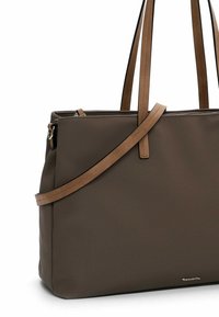 Brūna taisnstūra formas tote soma ar divām plecu siksnām un rāvējslēdzēja aizdari augšpusē, pie apakšējās malas ir neliels metāla zīmola logotips.