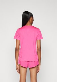 New Balance ESSENTIALS - Camiseta deportiva - pink
