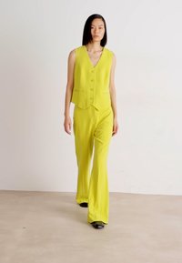DKNY HIGH WAIST FLARE PANT - Kalhoty - citrine
