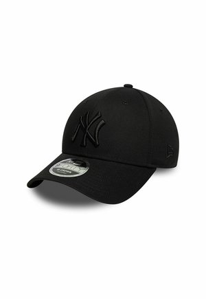 Cappellino da baseball nero con logo New York Yankees in rilievo e visiera curva, con adesivo argentato sul bordo frontale.