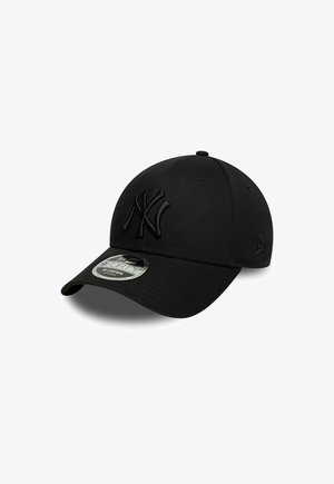 Czarna czapka baseballowa z wypukłym logo New York Yankees i zakrzywionym daszkiem, z srebrną naklejką na przednim brzegu.