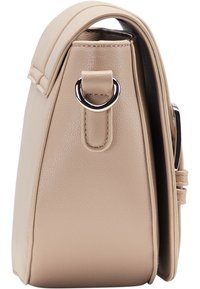 Borsa a mano in pelle beige con una texture liscia, forma rettangolare, manico superiore e dettagli in metallo argentato sui lati.