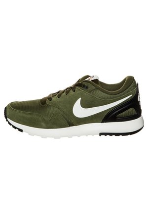 Groene sportieve schoen van suede en mesh materialen, met een witte swoosh logo, zwarte hielaccent en een gewatteerde witte zool.