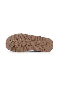 Suela de zapato de goma marrón con un patrón de tracción texturizado, que presenta surcos y crestas profundas para mayor agarre. Acabado suave en general.