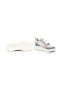 Zapatillas que presentan una combinación de gamuza y cuero en azul claro, beige y marino, con una suela gruesa blanca y cordones en contraste. Paneles texturizados visibles.