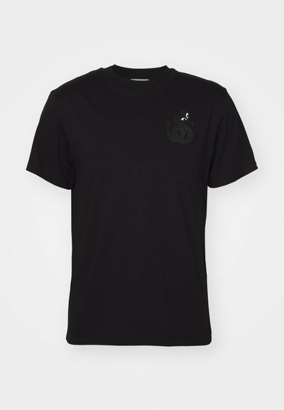 Zwarte katoenen T-shirt met korte mouwen, ronde hals en een textuur slangenlogo op de linkerkant van de borst. Glad, eenvoudig stof.