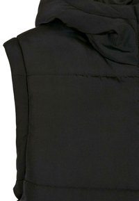 Crni puf prsluk s kapuljačom, s preklapajućom teksturom i prošivenim panelima. Materijal izgleda glatko i izdržljivo, dizajniran za toplinu.