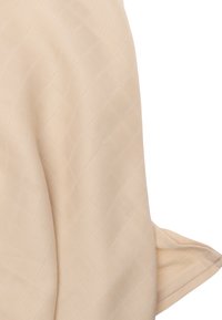 Helles beige Gewebe mit einem subtilen Diamantmuster, glatter Textur, drapiertem Schnitt, mit einer gefalteten Kante und sauberem Nähen.