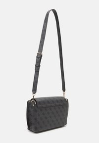 Borsa grigia con finitura testurizzata, caratterizzata da un motivo con logo, tracolla regolabile e dettagli in metallo dorato. Forma rettangolare.