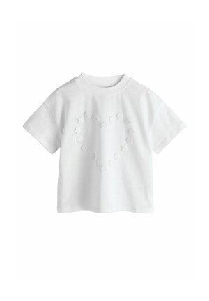 Weißes T-Shirt mit kurzen Ärmeln und einem strukturierten Herzdesign aus kleinen Blumen, die vorne in einem Kreis angeordnet sind.