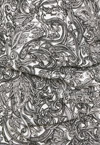 Tissu paisley noir et blanc avec des motifs tourbillonnants complexes, des détails floraux et une épaisseur de ligne variable. Texture lisse, poids moyen.