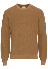 Pull en maille marron avec un col rond, des poignets et un ourlet côtelés. Présente une texture subtile et un petit patch logo sur la manche.