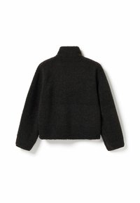 Giacca in pile nera con colletto alto, superficie testurizzata e design leggermente corto. Le maniche sono lunghe e dritte.