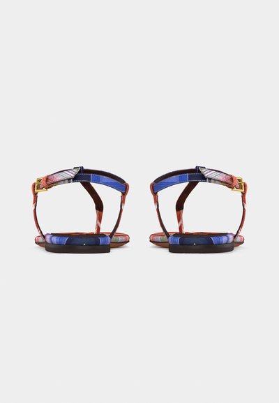 Πλατφόρμες σανδάλια με πολύχρωμες ριγέ υφασμάτινες λωρίδες και κλεισίματα με αγκράφα σε χρυσό τόνο, εμφανιζόμενα από πίσω σε λευκό φόντο.