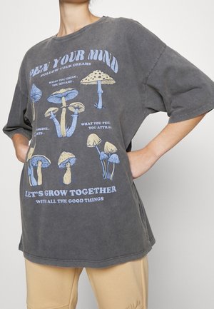 Übergroßes dunkelgraues T-Shirt aus Baumwolle mit bunten Pilzillustrationen und Text in Blau und Weiß. Rundhalsausschnitt und kurze Ärmel.