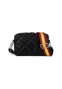 Černá kožená crossbody taška s prošívaným vzorem, stříbrným kováním a nastavitelným proužkovaným červeným a žlutým popruhem. Obsahuje detail s logem.