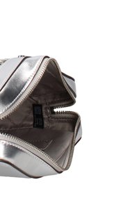 Borsa in metallo argento con chiusura a zip. L'interno è foderato con un tessuto chiaro, con etichetta del marchio. Texture liscia e lucida.