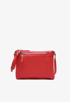 Rode leren crossbody tas met een rits hoofdcompartiment, verstelbare schouderband en een gladde textuur met een voorvak.