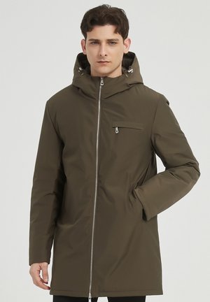 Parka vert olive avec fermeture éclair à l'avant, capuche et poches latérales. Comprend une poche poitrine et un matériau lisse et résistant à l'eau.