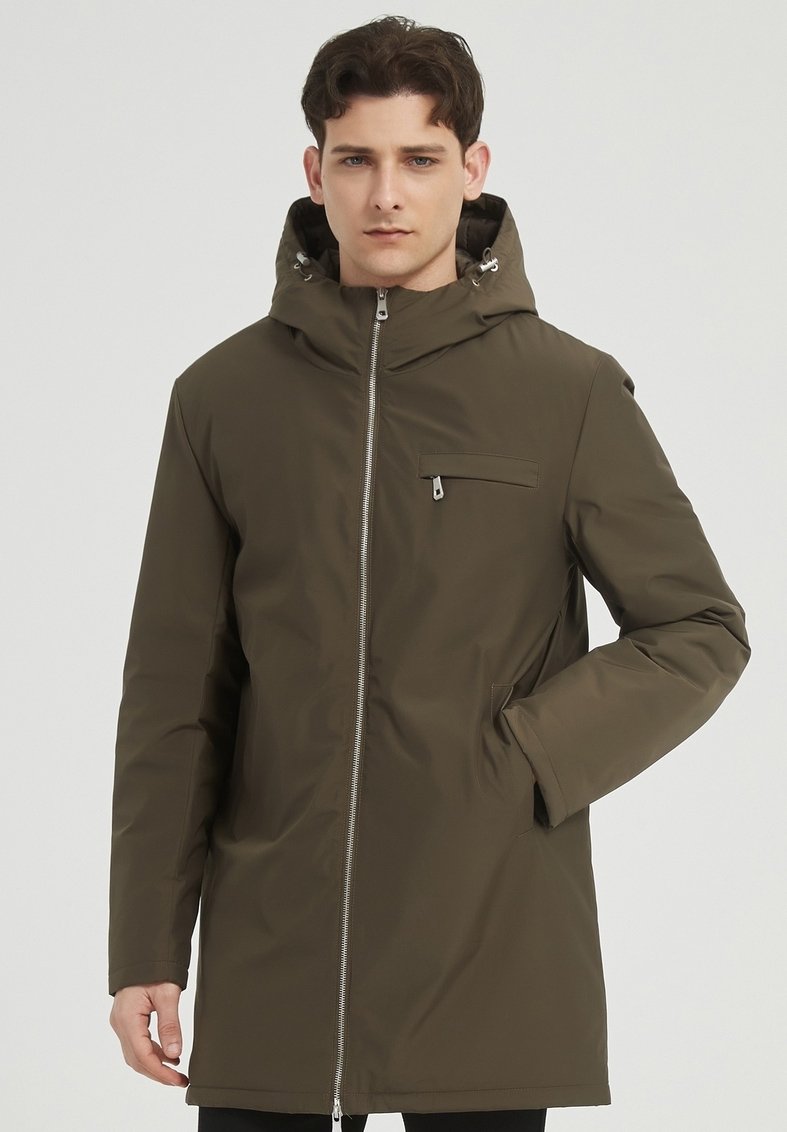 Parka vert olive avec fermeture éclair à l'avant, capuche et poches latérales. Comprend une poche poitrine et un matériau lisse et résistant à l'eau.
