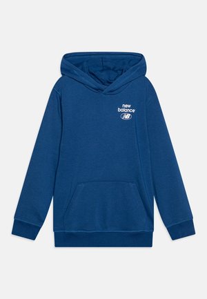 Sweat à capuche bleu en tissu doux avec une poche avant, des manches longues et une capuche à cordon. Logo "New Balance" blanc sur la poitrine.