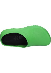 Sabot vert à enfiler avec une tige en caoutchouc texturé, bout rond et dos ouvert. Semelle intérieure noire avec logo de la marque en relief et détails de taille.