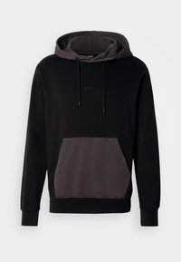 Sudadera negra con un bolsillo frontal en un oscuro gris contrastante. Presenta una capucha con cordón y un logo bordado en el pecho, con una suave textura de tela.