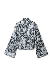 Camicia bianca con bottoni, decorata con un motivo floreale nero, maniche lunghe e larghe, e colletto a punta, mostrata distesa su uno sfondo bianco.