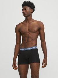 Boxer in cotone nero con una cintura grigia che presenta il logo "JACK & JONES"; design aderente, texture liscia e lunghezza a metà coscia.