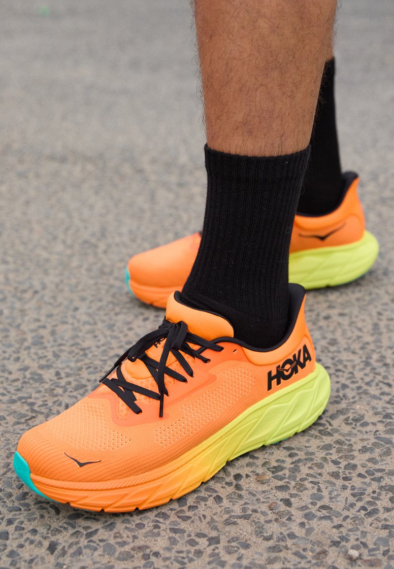HOKA ARAHI 7 - Hardloopschoenen voor op de weg - electric tangerine/black