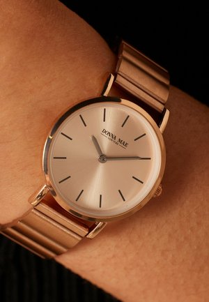 Roségouden polshorloge met een ronde kast, lichte zilverkleurige wijzerplaat, zwarte uurmarkeringen en een metalen schakelenband, met een minimalistisch ontwerp.