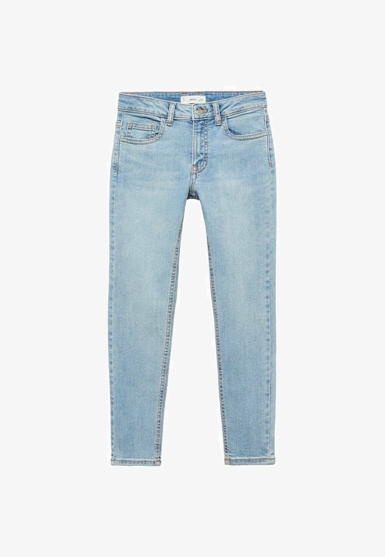 Jean slim en denim bleu clair avec fermeture par bouton et zip, poches avant et arrière, passants de ceinture, posé à plat sur fond blanc.