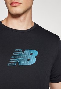 New Balance LIGHTWEIGHT GRAPHIC - Camiseta deportiva - black