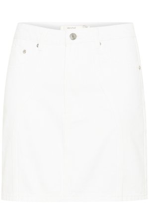 Jupe mini en denim blanc avec une taille à boutons, deux poches avant et des détails de couture subtils. Texture lisse et design ajusté.
