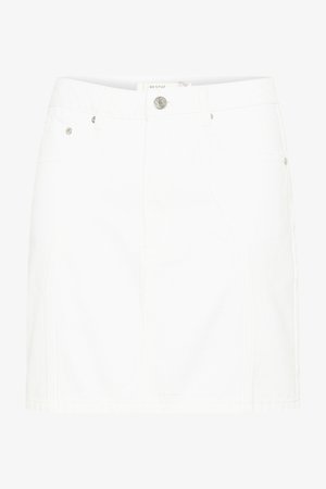 Biely denim mini sukňa s gombíkovým pásom, dvoma prednými vreckami a jemným prešívaním. Hladká textúra a priliehavý strih.