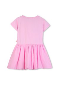 Ροζ βαμβακερό φόρεμα με κοντά μανίκια, στρογγυλή λαιμόκοψη και φούστα με πιέτες. Ο σχεδιασμός χαρακτηρίζεται από λεία υφή και απλή σιλουέτα.