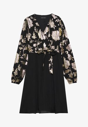 Vestido preto de mangas compridas, com bordados florais dourados e prateados na parte superior. Cinta na cintura com uma saia de tecido suave.