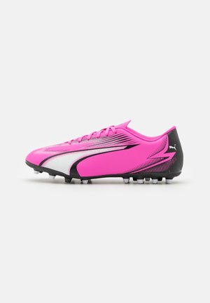 Botas de fútbol Puma en un vibrante color rosa con detalles en negro, que presentan un diseño elegante, parte superior sintética y una suela exterior de tacos de goma moldeados.