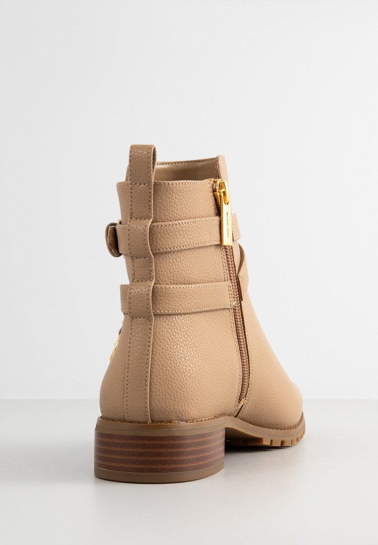 Braune Leder-Ankle-Boots mit strukturiertem Finish, seitlichem Reißverschluss und vertikalen Riemenakzenten; mit einem gestapelten, braunen Holzabsatz.