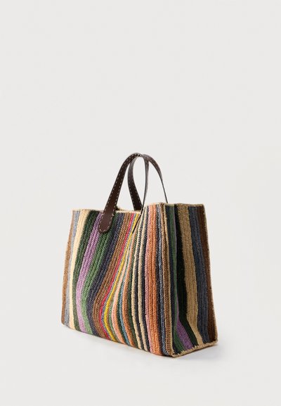 Sac fourre-tout tissé à rayures multicolores avec des poignées en cuir marron, présenté en angle sur un fond clair uni.