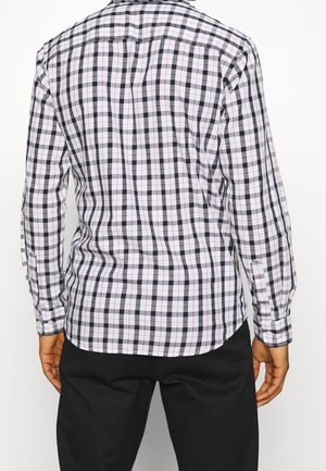 Chemise à manches longues en tartan avec un motif en grille blanc, noir et rouge, dotée d'un col classique et de boutons aux poignets.
