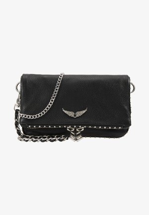 Bolso crossbody de cuero negro con superficie texturizada, detalle de alas plateadas, tachuelas metálicas en la parte inferior y correa de cadena.