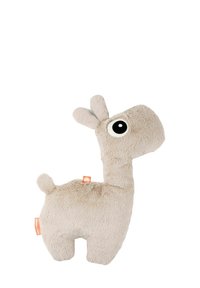 Pluche giraf legetøj i blødt beige stof, med et rundet hoved, store sorte øjne, korte ben og små ører, samt et orange mærke.