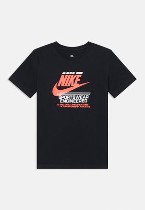 T-shirt Nike noir à manches courtes avec logo orange et texte "SPORTSWEAR ENGINEERED TO THE EXACT SPECIFICATIONS OF CHAMPIONSHIP ATHLETES" sur le devant.
