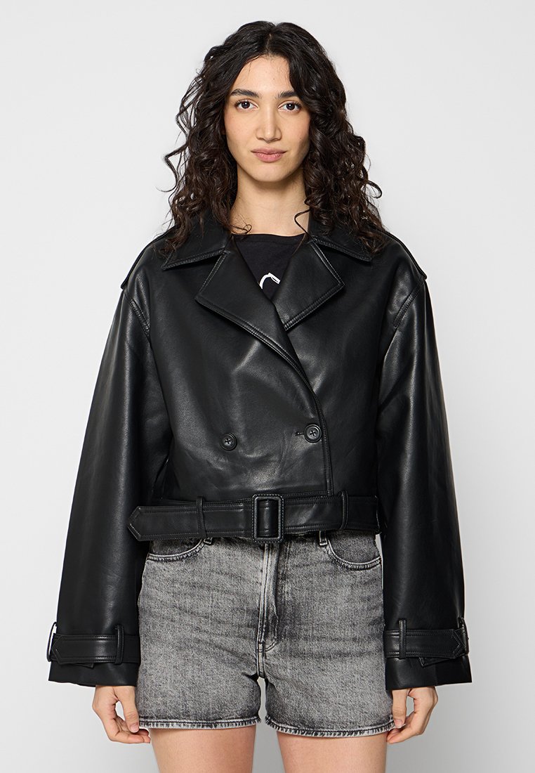 Schwarze, kurz geschnittene Lederjacke mit einem doppelt geknöpften Design, großem Kragen und tailliertem Bund. Sie verfügt über strukturierte Schultern und Knopf-Akzente.