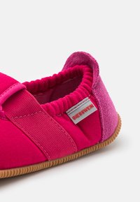 Różowy wsuwany but z teksturowanej tkaniny, elastycznymi akcentami i gumową podeszwą. Zawiera metkę marki po boku.