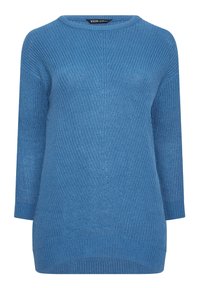 Blå stickad tröja med rund halsringning, trekvartsärmar och ett strukturerat mönster. Ribbade muddar och nederkant ger form.